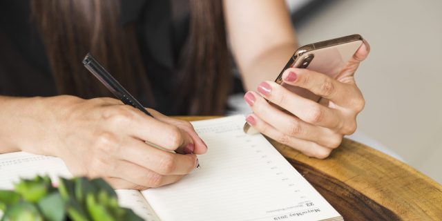 cerrar-mujer-escribiendo-telefono